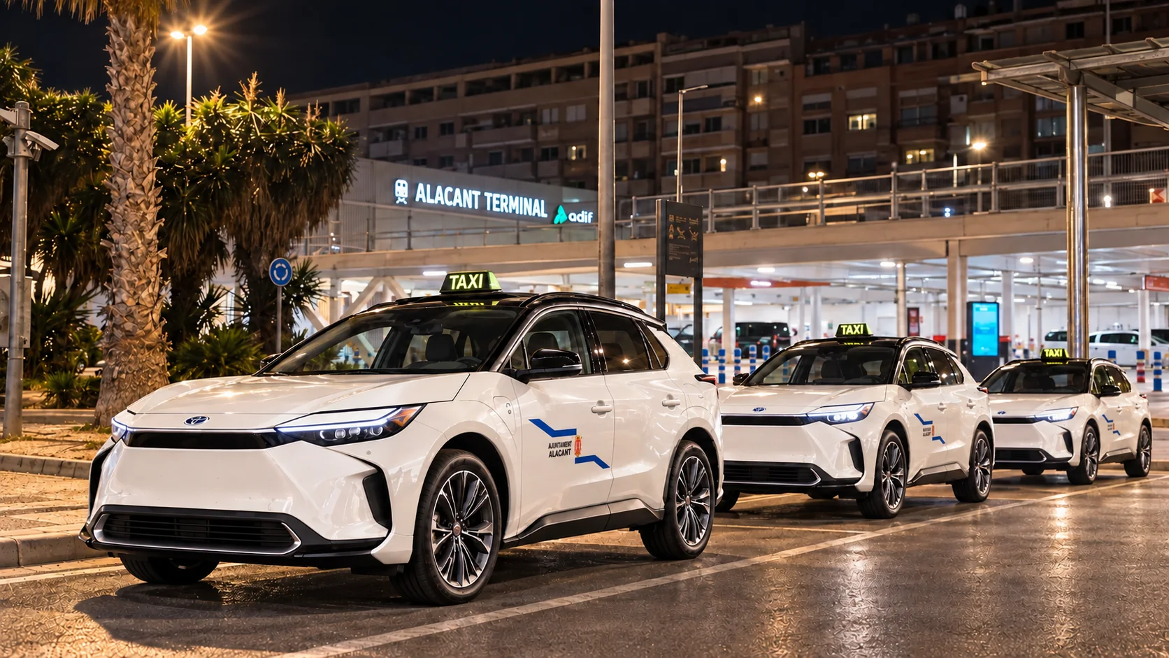 Taxis blancos con emblema azul frente a Alacant Terminal