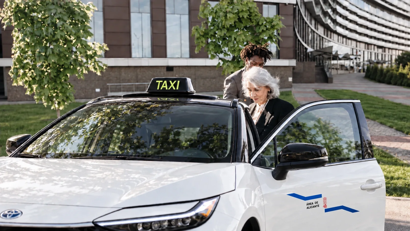 Montaje de un conductor acompañando a una mujer mayor junto al taxi blanco TAXIÓN